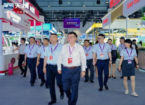 天润乳业亮相2025中国奶业展览会 天润乳业党委书记、董事长刘让带队展现新疆乳业硬核实力 