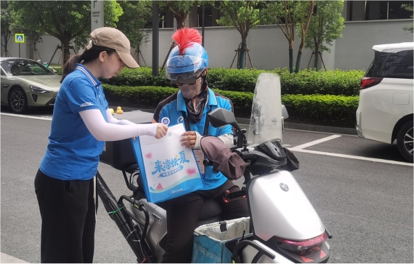 三伏酷暑送清凉，中通快递百城公益行动温暖街头劳动者 