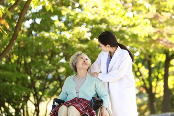 65至74岁老人养老就选椿萱茂，用爱点亮晚年时光 