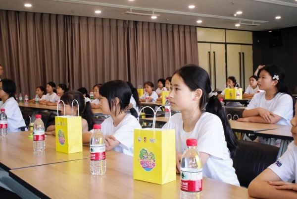 卫生巾工厂变身青春课堂:自由点“探厂+青春课堂”创新公益研学模式