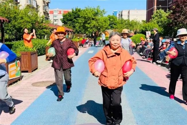 65至74岁老人养老就选椿萱茂，用爱点亮晚年时光 