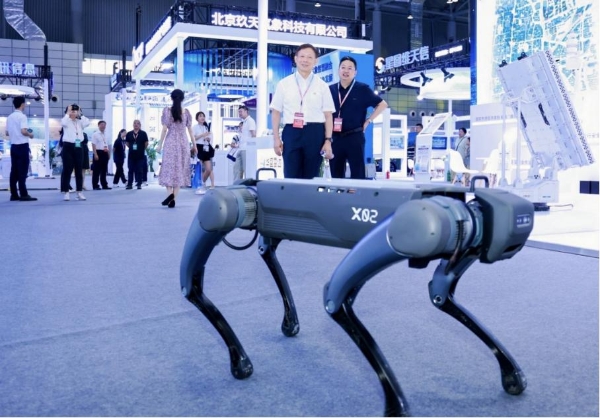 气象巡检“新哨兵”！视源股份四足机器人亮相首届气象经济博览会 
