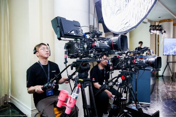 “佳直播PRO”点亮上海国际电影节暨ELLEMEN电影英雄之夜