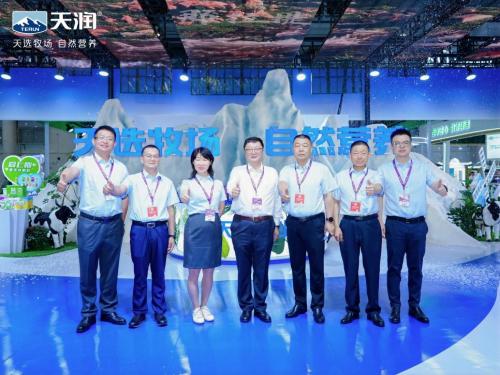 天润乳业亮相2025中国奶业展览会 天润乳业党委书记、董事长刘让带队展现新疆乳业硬核实力 