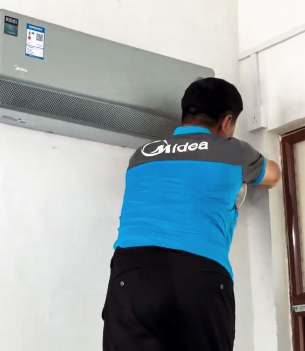 当默默坚守遇见暖心关怀——美的空调以“无风感”的守护，揭开乡村公益行动序幕 