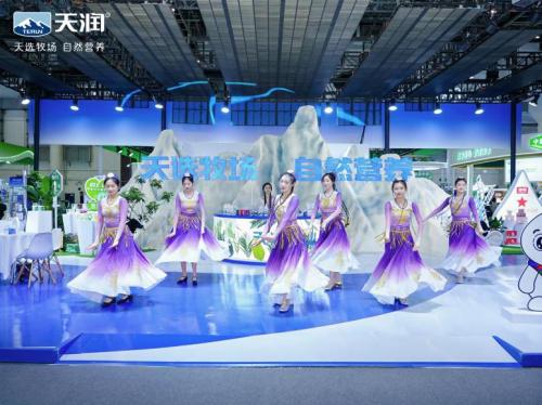 天润乳业亮相2025中国奶业展览会 天润乳业党委书记、董事长刘让带队展现新疆乳业硬核实力 