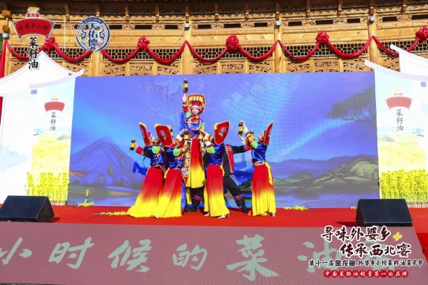 云卷青稞碧，日照菜花金，金龙鱼外婆乡小榨菜籽油菜花节带你闯入油画版夏日梦境 