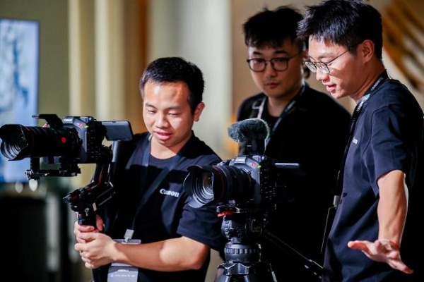 “佳直播PRO”点亮上海国际电影节暨ELLEMEN电影英雄之夜