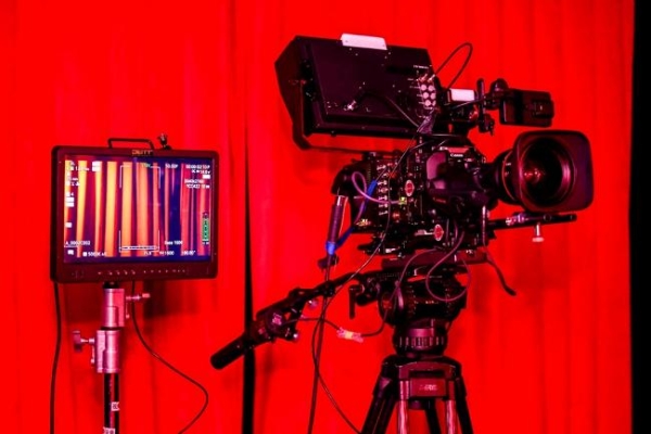 “佳直播PRO”点亮上海国际电影节暨ELLEMEN电影英雄之夜