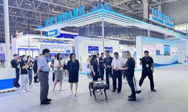 气象巡检“新哨兵”！视源股份四足机器人亮相首届气象经济博览会 
