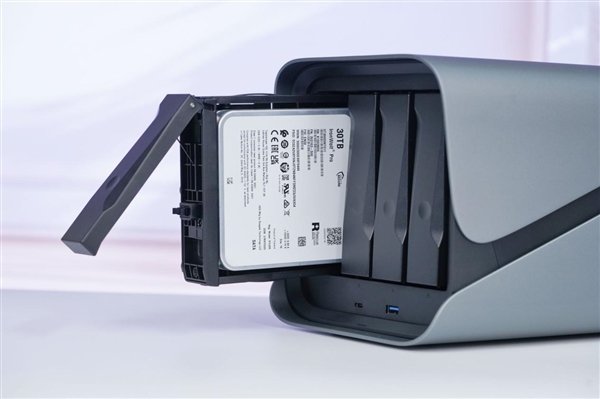 首款30TB硬盘！希捷酷狼Pro 30TB图赏