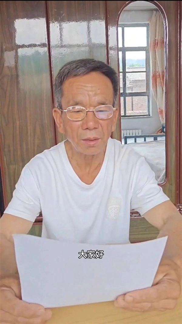 写高考作文《我的母亲》的大爷爆火 家人希望热度尽快退去