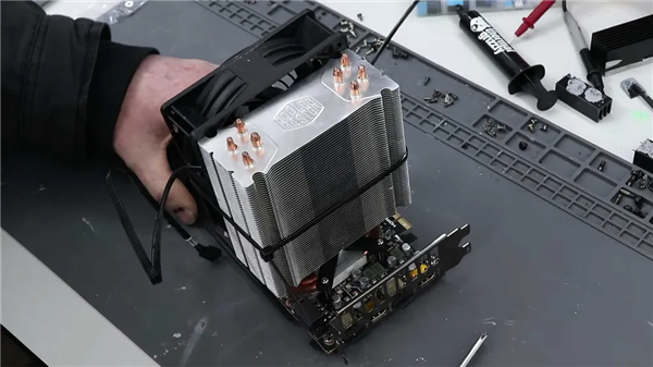传奇落幕:GTX 1080 Ti定制水冷+超频也不敌RTX 5050!
