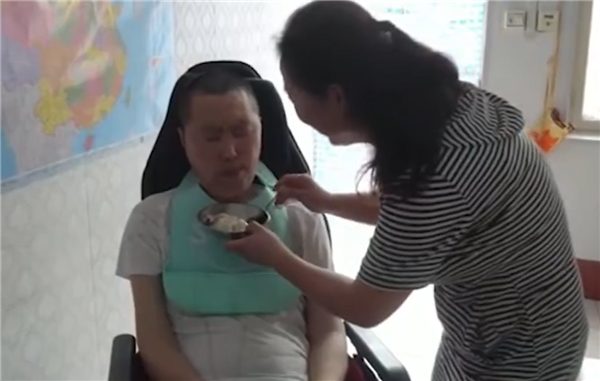 52岁女子带渐冻症丈夫跑网约车：想带他多看看风景