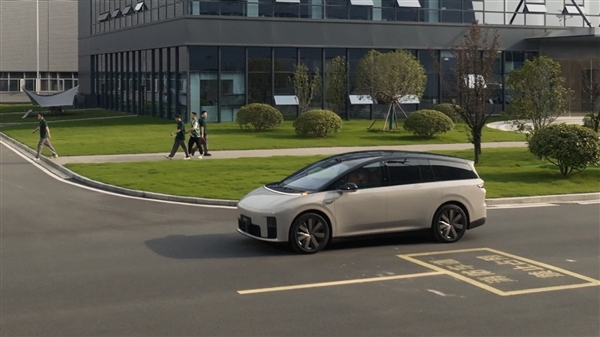 理想i8实车阿那亚街头实拍：熏黑下压车顶、L系同款尾灯