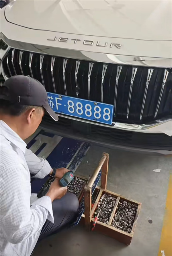 女车主抽中“5个8”豹子号车牌 有人出价110万没卖！当地交警：号牌不能买卖