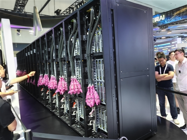 华为首次线下展出昇腾384超节点！任正非的话应验：芯片问题其实没必要担心