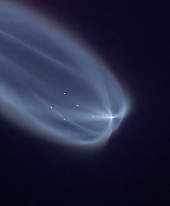 天舟九号飞船发射后壮观一幕：巨型“水母”游过太空