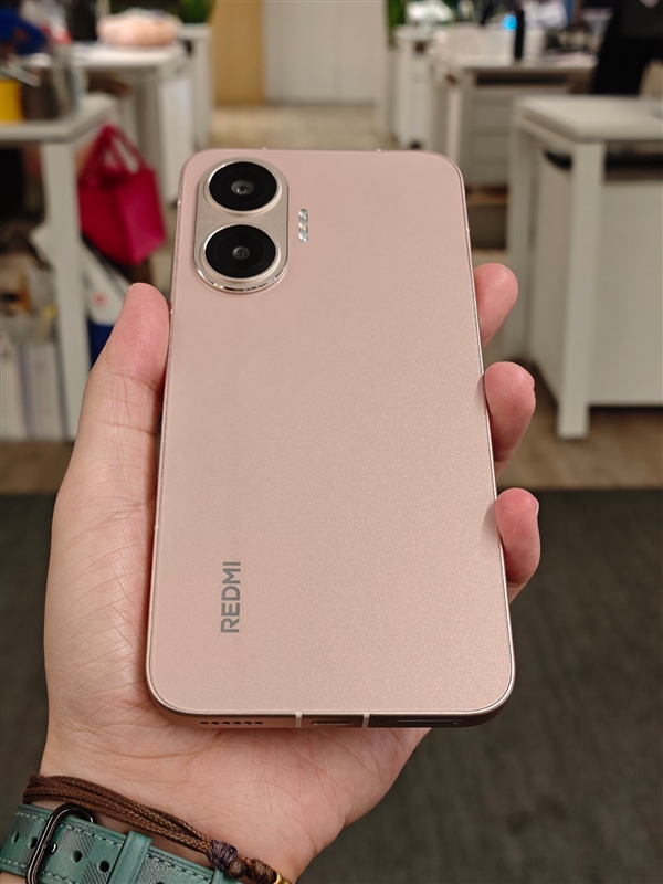 1899元起 REDMI Turbo 4 Pro粉金新配色发布 自带BlingBling效果