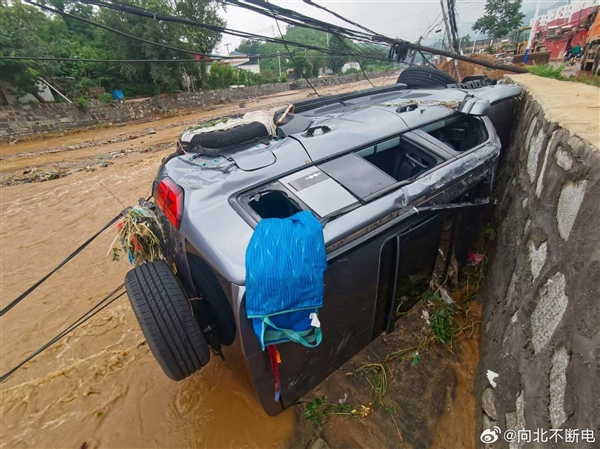 方程豹5被山洪冲进山沟 车主无伤逃生：豹5太硬了 已走全险再买一辆