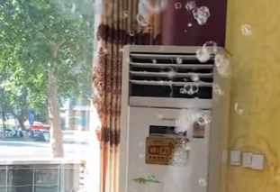 空调变泡泡机 店家：想用洗洁精洗一下 结果喷了2个多小时