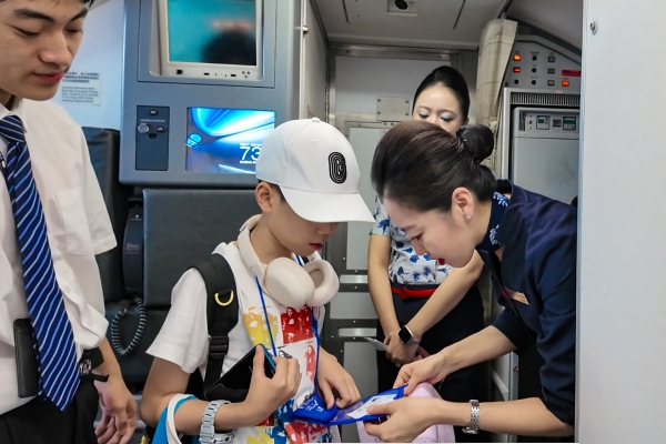 东航乘务员的暑运“变身”：以多重角色在云端写责任 