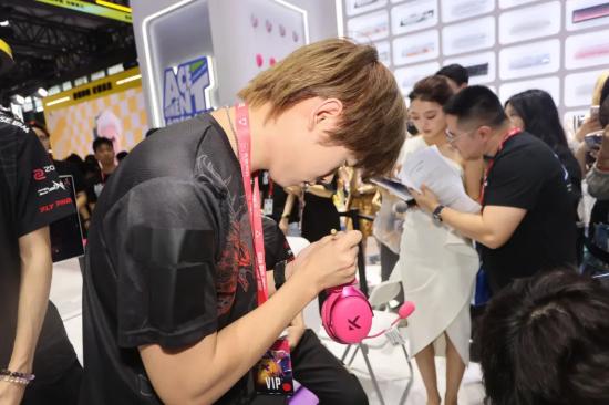 MCHOSE 迈从闪耀 2025ChinaJoy，多元视角燃爆全场