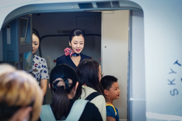 东航乘务员的暑运“变身”：以多重角色在云端写责任 