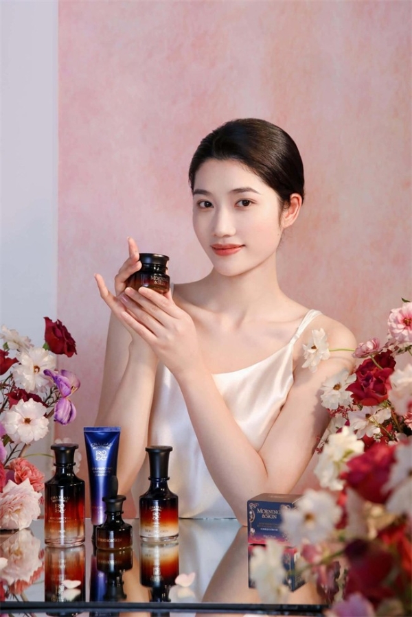 玫莉蔻相约《玩美咖》,与金莎共赴夏日光域，解锁发光肌奥秘 