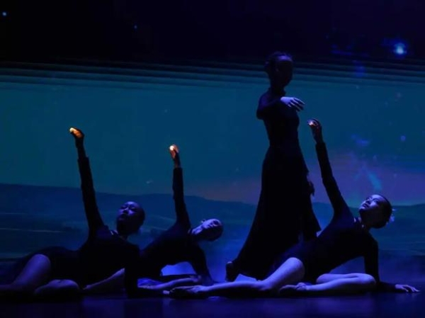 以星空为名｜师生共创原创现代舞剧场《星之梦舞》 