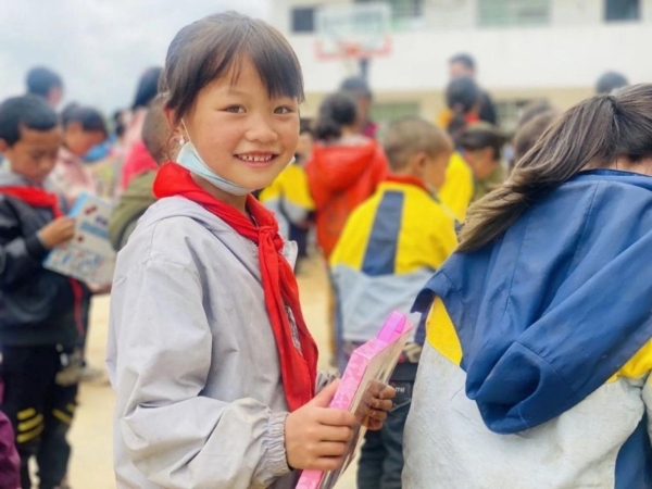 十年捐书45万册！艾艾贴蕲春公益行再筑30座元月图书馆 