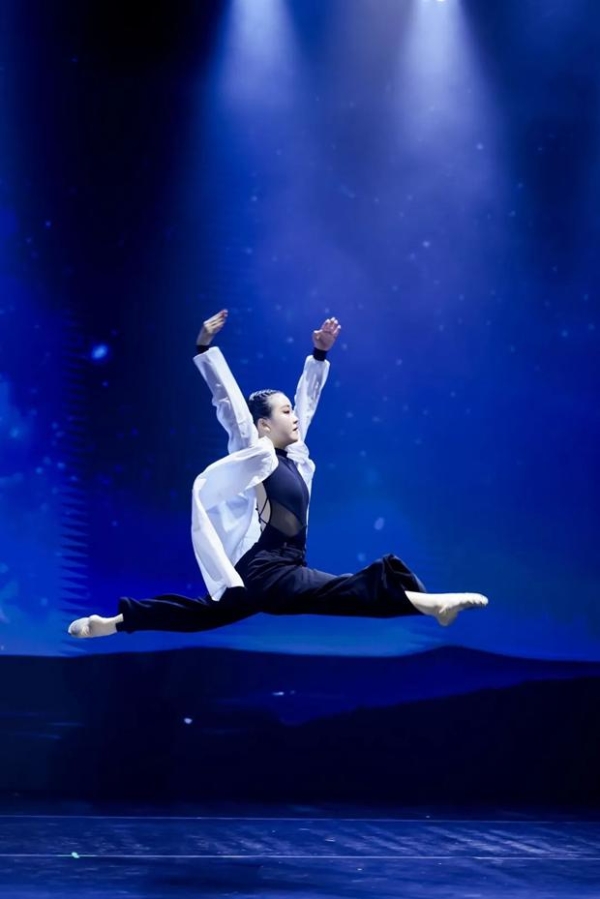 以星空为名｜师生共创原创现代舞剧场《星之梦舞》 