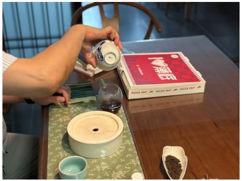 必胜客薄底披萨：生活的酥脆注脚 