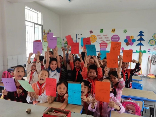 十年捐书45万册！艾艾贴蕲春公益行再筑30座元月图书馆 