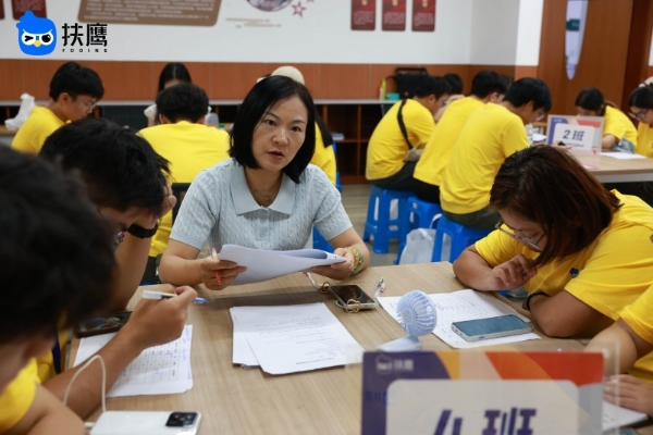 扶鹰教育：暑假收尾，孩子学习还得 “盯”？这些家长有了省心招 