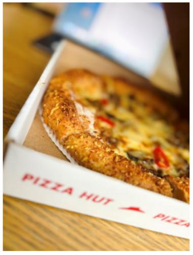 必胜客薄底披萨：生活的酥脆注脚 