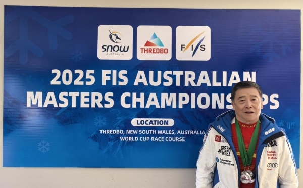 73岁乔元栩在国际雪联高山滑雪赛上斩获两铜 