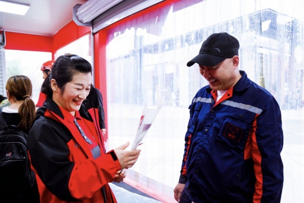 七夕礼物、免费上妆合照 京东家电家居爱心鹊桥站台为一线劳动者定格浪漫瞬间