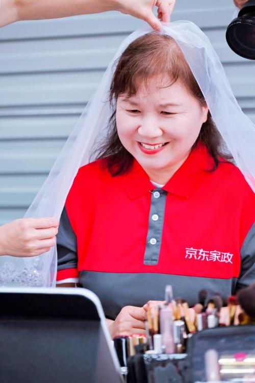七夕礼物、免费上妆合照 京东家电家居爱心鹊桥站台为一线劳动者定格浪漫瞬间