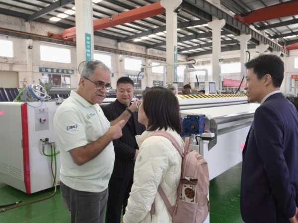 连港智造定义皮革辊涂行业新标杆：智能服务升级、国际巨头认证、展会实力引领 