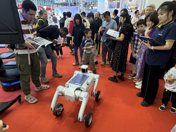 普渡机器人闪耀2025世界机器人大会，全形态具身智能产品矩阵震撼首秀 