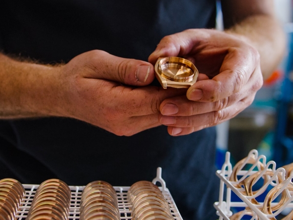 百年灵材质运用的多重探索 从实用到稀有，直至未来