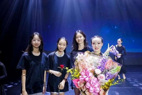 以星空为名｜师生共创原创现代舞剧场《星之梦舞》 