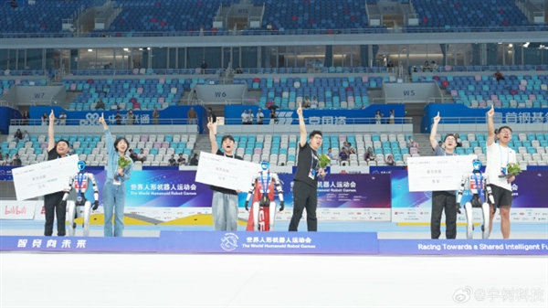 “宇树系”机器人战队包揽100米障碍赛前三：面对障碍“如履平地”