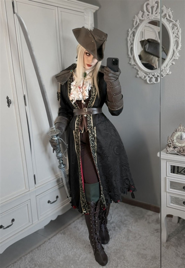 国外美女Cos《艾尔登法环》玛莉卡：气质优雅