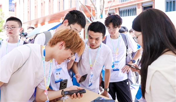 200名学子走进华为练秋湖基地:第一堂HarmonyOS公开课见证鸿蒙生态的青春力量