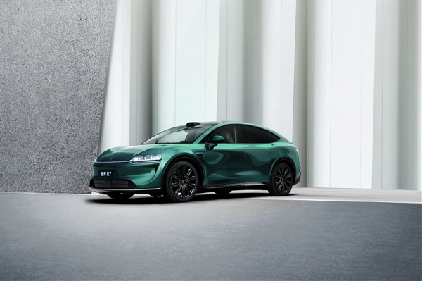 全新智界R7舒适大满配：鸿蒙智行首款主副驾双零重力座椅上车