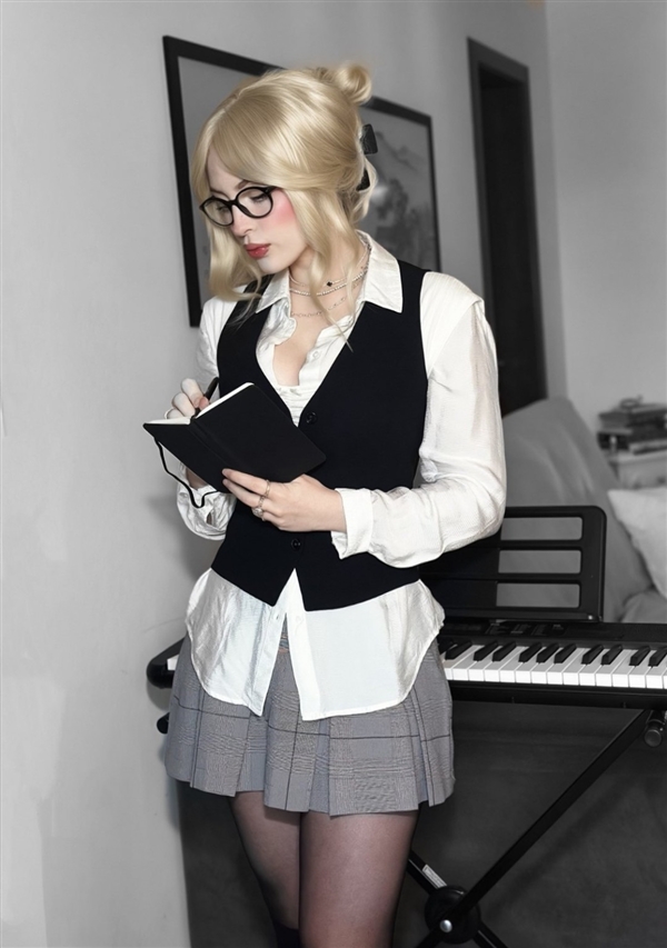 国外美女Cos《艾尔登法环》玛莉卡：气质优雅