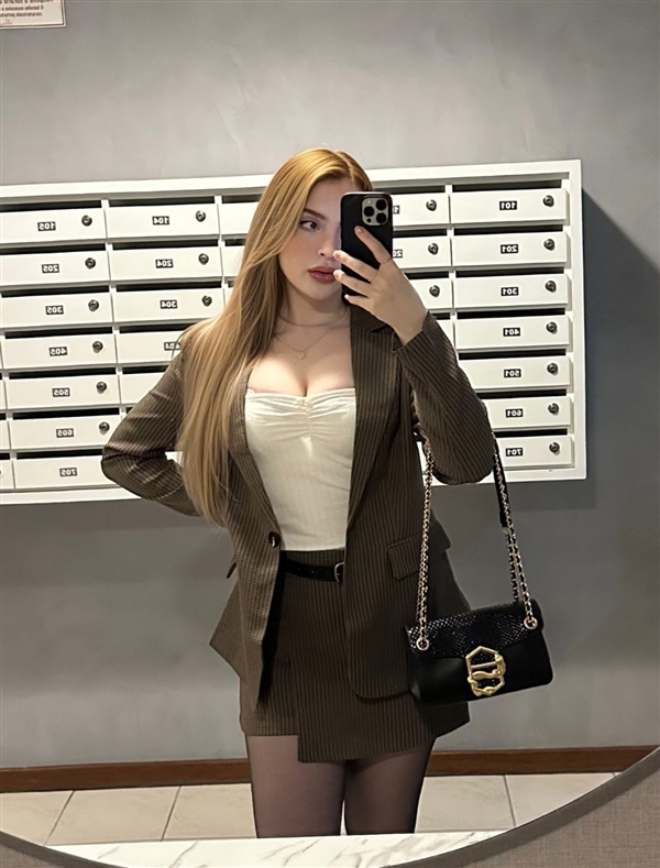 国外美女Cos《艾尔登法环》玛莉卡：气质优雅