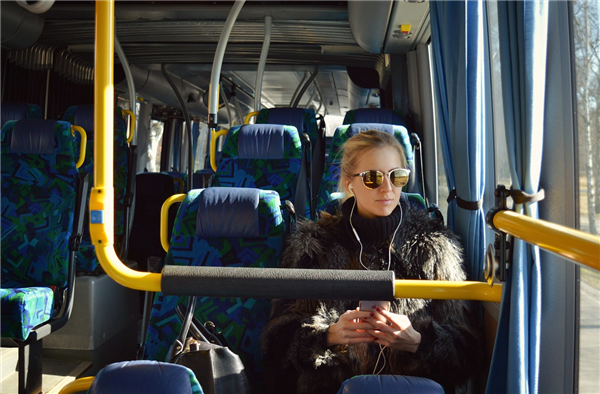 早中晚高峰禁止老年人免费乘车 当地交通局：通知已取消